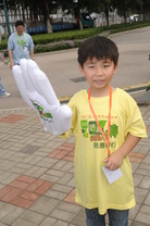 与广华医院一样是今天生日的「广华BB」兼寿星仔邵柏衡，更与妈妈及姐姐一起参与活动，贺广华医院百岁大寿，亦庆祝自己的7岁生日。
