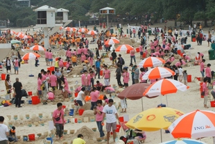 「东华‧ING潮玩堆沙派对2011」吸引超过400人参加比赛，近千人参与派对，齐齐发挥无限创意堆砌环保沙都，活动获得超过200万元收益。
