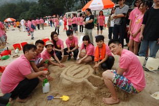 活动大使狄易达 (右四) 与一众演艺界嘉宾，以实际行动支持这个沙滩派对。