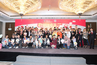 东华三院董事局成员与一众嘉宾合照，呼吁各界支持「欢乐满东华2011」。