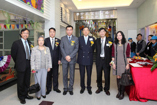 教育局新界区首席教育主任容宝树(左四)与东华三院董事局成员及嘉宾合照。