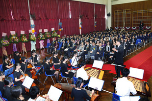 东华三院辛亥年总理中学学生表演，庆祝学校成立三十周年。
