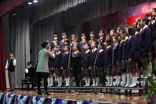 东华三院辛亥年总理中学学生表演，庆祝学校成立三十周年。
