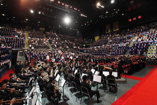 东华三院十八间中学近一千名毕业生出席联校毕业典礼。