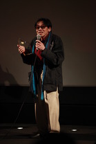 《东风破》男主角泰廸罗宾在《金考拉国际华语电影节》颁奖典礼上分享得奖感受。