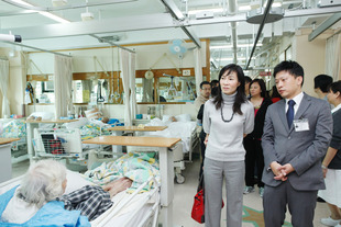 东华三院陈文绮慧主席(左)与董事局成员到东华三院冯尧敬医院巡视及了解该院服务。
