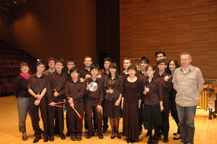 东华三院黄笏南中学敲击乐团成员得到法国里昂敲击乐团亲自指导，令他们的音乐造诣更上一层楼。