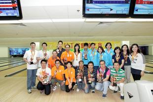 东华三院主席陈文绮慧（后排左六）与董事局嘉宾友谊赛得奖队伍合照。