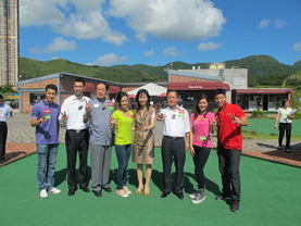 东华三院陈文绮慧主席（右四）与胜出小型高尔夫球预赛的队伍「爱心队」合照。