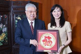 东华三院陈文绮慧主席（右）代表访京团接受国家民政部李立国部长送赠的纪念品。
