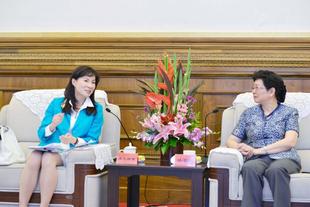 东华三院陈文绮慧主席向中央统战部林智敏副部长（右）简述东华三院最新发展。