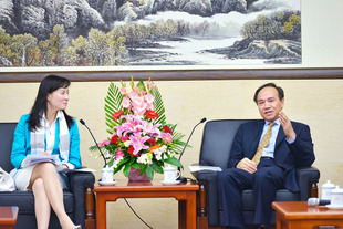 东华三院陈文绮慧主席（左）率领访京团拜访国务院港澳事务办公室周波副主任。