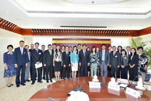 东华三院董事局首次拜访国家教育部，由该部高洪司长（前排右六）接待访京团。