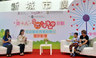 艺人潘芳芳（左二）与童星谭真一（右二）及其母亲（右一）在活动上分享。