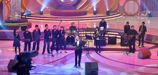 由广华医院医护人员组成的BandOne 乐队于「欢乐满东华2012」慈善晚会上与Joe Junior 合作演出。