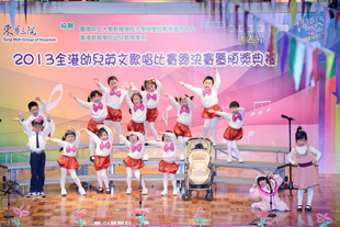 各参赛学校学生们悉心打扮，载歌载舞，倾力演出。