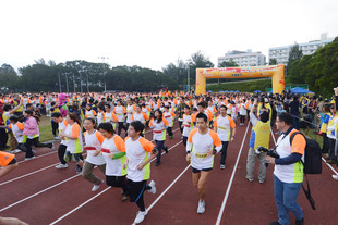 「奔向共融—香港赛马会特殊马拉松2013」是全港最具规模的特殊马拉松，吸引近二千名智障人士与伴跑员一同参与。