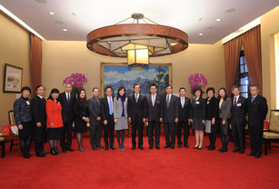 东华三院陈文绮慧主席(左八)联同董事局成员拜会台湾马英九先生 (左九)。