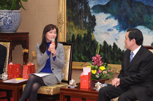 东华三院陈文绮慧主席(左)向台湾马英九先生简述东华三院的新工作及发展。