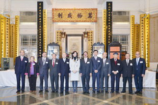 东华三院主席陈文绮慧（左六）与出席会员大会的顾问局成员合照。