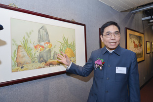 著名绢画家蔡尔雅先生向嘉宾分享心得及介绍其中一幅珍藏绢画－｢双鱼图｣。