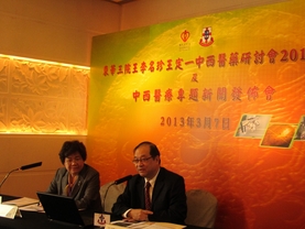 东华三院诊断及中西医结合服务荣誉总监叶维晋医生(右)及东华三院王泽森中西医药治疗中心中心主任李扞东教授(左)分别介绍东华三院中西医结合治疗的发展及成果。
