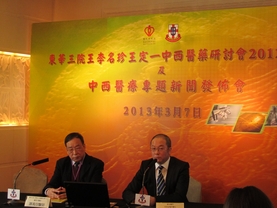 广华医院外科副顾问医生英伟亮医生(右)以及东华三院王泽森中医药治疗中心顾问中医师谭万信医师(左)分享中西医结合治疗乳腺增生的治疗经验及其显著成效。   