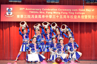 校庆典礼上学生演绎中国舞，体现学生全面才能，令场面生色不少。