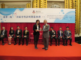 东华三院主席陈文绮慧(左)致送纪念品予香港牙医管理委员会主席左伟国医生SBS太平绅士。