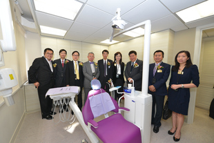 东华三院主席陈文绮慧(右四)与嘉宾参观诊所。