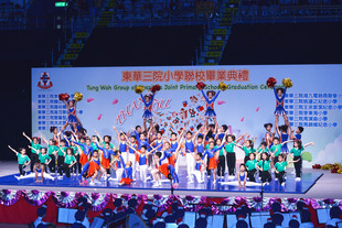 邓肇坚小学派出60多位体操队成员表演手操、啦啦操和竞技体操，呈现朝气与活力的一面。
