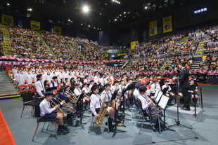 由30多位小学联校同学组成的东华三院小学联校管弦乐团，首次公开演出，为毕业典礼演绎海顿的「惊愕」。