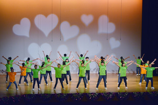 在「爱在李赐豪．我的家」为主题的表演节目中，学生以手语及歌声，献上一曲「大家」，以表达对老师的感激之情。