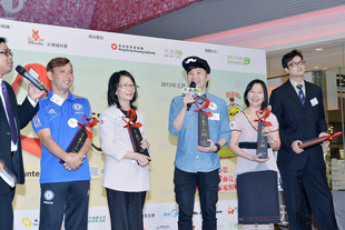 外号「啤梨」的歌手兼电台主持暨杰出「义」职人士得奖人叶文辉先生(右三)，与其余四位得奖者于嘉许礼上作分享。