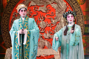 鸣芝声剧团已经是第十九年为东华三院筹款演出，台柱盖鸣晖小姐（左）及吴美英小姐演出精湛，引人入胜。