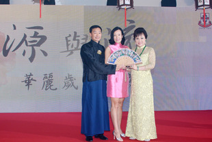黄业光总理(左)以二十三万元善款投得由陈婉珍主席(右)慷慨捐出的珍贵古董象牙扇。