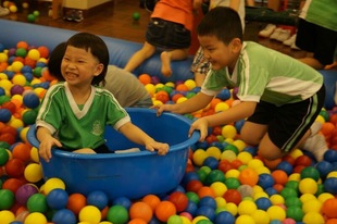 东华三院邓肇坚小学为配合活动日主题举办创意游戏，让孩子舒展身心。
