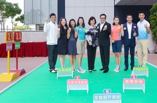 在筹委会主席暨东华三院第五副主席李鋈麟博士(右四)的带领下，「热心公益队」在表演赛中胜出。