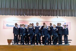 维也纳儿童合唱团成员与来自不同学校的参加学生一同献唱奥地利民族歌曲，共同陶醉在歌唱的喜悦。