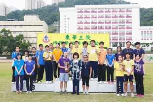 东华三院主席兼名誉校监陈婉珍博士与获奖学生合照。