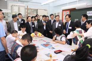 国家民政部代表团成员到东华三院群芳启智学校，参观学生在工艺室上课的情况。