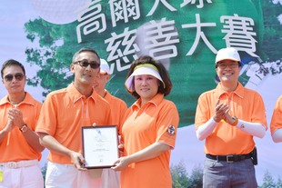 东华三院主席陈婉珍博士致送纪念品予冠名赞助人「HKT香港电讯」代表梁树恒先生。