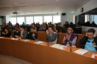 研讨会中，参加者跟随陈丽云教授的指示，尝试做健耳操。