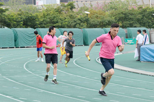 为东华三院董事局成员参与4 X 100米嘉宾接力决赛的赛事，并勇夺冠军。