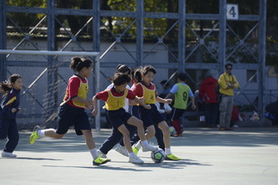 亲子足球比赛学生全力拼搏，尽展训练成果。