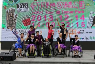 来自伤健协会的舞者以轮椅代替双腿，用手移动身躯，在台上跳著优美的轮椅舞。