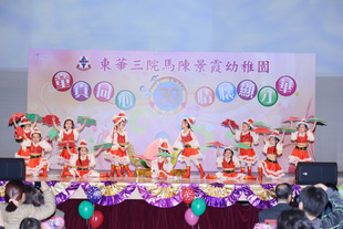 学生于校庆典礼上载歌载舞，庆祝三十周年校庆。