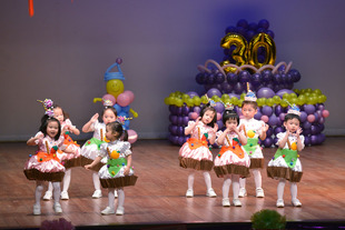 学生精心打扮，于校庆典礼上载歌载舞。