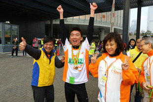 公里挑战杯少年男子组冠军何诗昊(中)与东华三院主席陈婉珍博士(左一)合照。