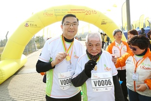 东华三院主席施荣恒主席（左）和拍档七十一岁的谢玉成伯伯完成一公里赛事。